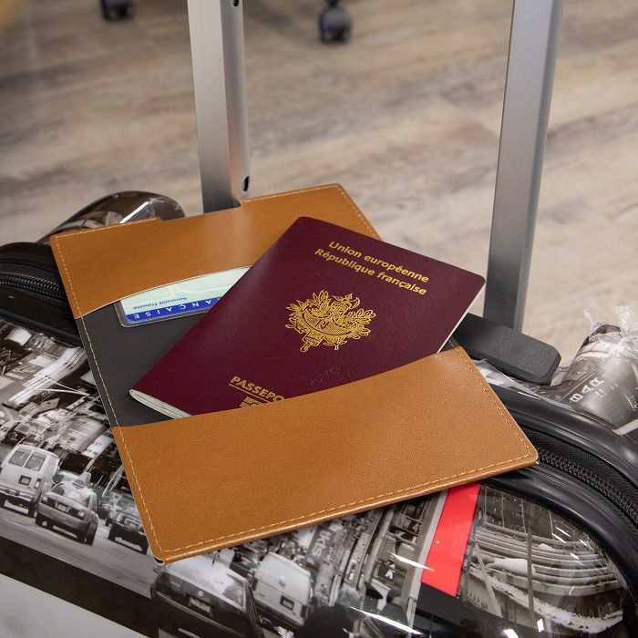  PORTE-PASSEPORT / CARTE GRISE / ASSURANCE  EN SIMILI-CUIR LISSE M