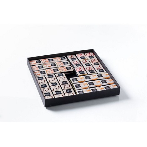 Coffret contenant 72 carrés de chocolat