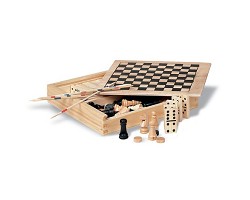 4 jeux dans une boîte en bois