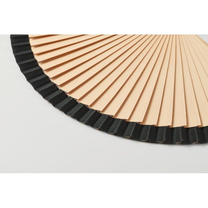  Éventail en bois