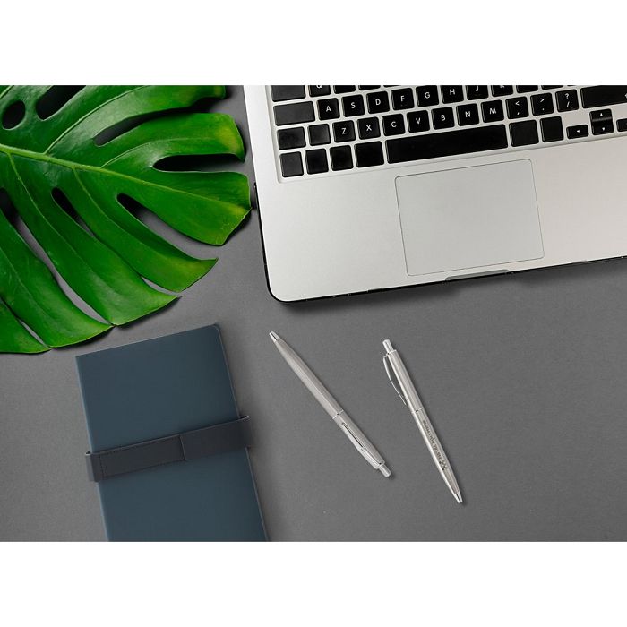  Stylo à bille en acier inoxydable (53 % recyclé), avec corps bril